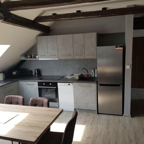Apartament la mansardă cu bucătărie proprie cu 2 camere pentru 5 pers.