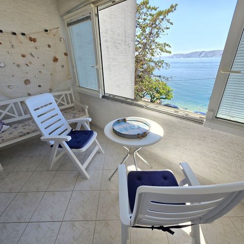Apartament cu balcon cu vedere spre mare cu 1 camera pentru 2 pers. (se poate solicita pat suplimentar)