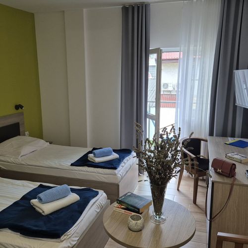 Camera twin cu balcon cu baie