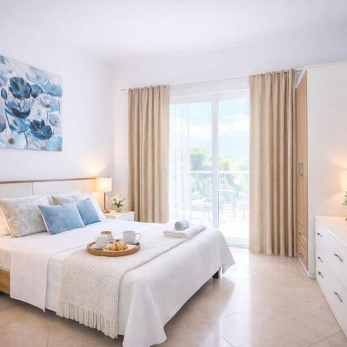 Apartman s balkónem pro 4 os. se 2 ložnicemi s částečným výhledem na moře