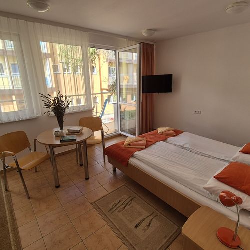 Camera cvadrupla cu balcon cu baie