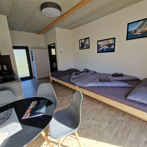 Apartament cu grădină cu bucătărie proprie pentru 4 pers. (se inchirieaza doar integral)
