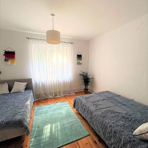 Apartament 6-osobowy na parterze z tarasem z 2 pomieszczeniami sypialnianymi (możliwa dostawka)