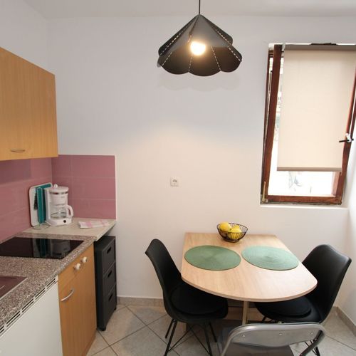 Apartament la parter cu terasă cu 2 camere pentru 4 pers.