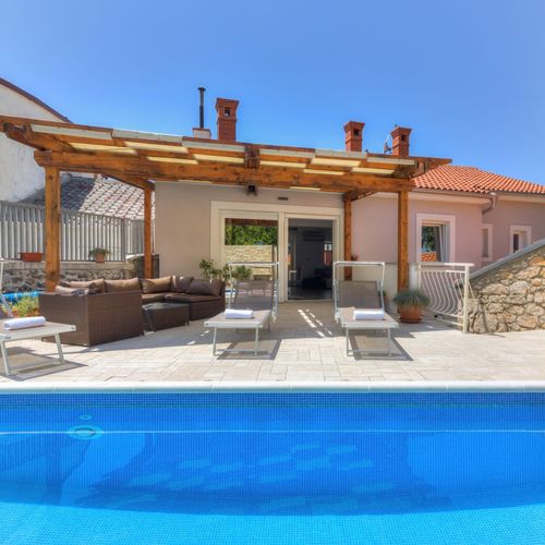 Casă de vacanță cu aer condiționat cu terasă pentru 10 pers. (se inchirieaza doar integral)