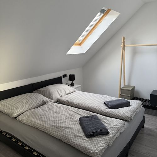Apartament la mansardă cu vedere spre munte cu 2 camere pentru 4 pers. (se poate solicita pat suplimentar)