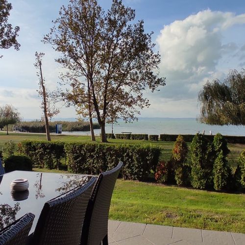 Apartament superior cu vedere spre lac cu 3 camere pentru 6 pers.