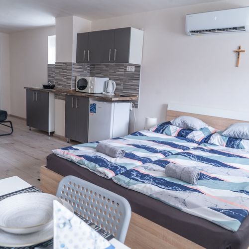 Apartament cu aer condiționat cu chicinetă proprie cu 1 camera pentru 2 pers. (se poate solicita pat suplimentar)