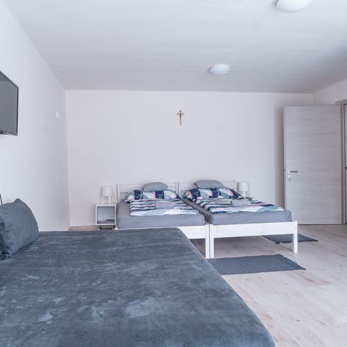 Apartament cu aer condiționat cu chicinetă proprie cu 1 camera pentru 2 pers. (se poate solicita pat suplimentar)