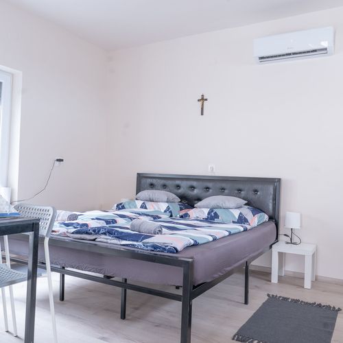 Apartament cu chicinetă proprie cu aer condiționat cu 2 camere pentru 4 pers. (se poate solicita pat suplimentar)