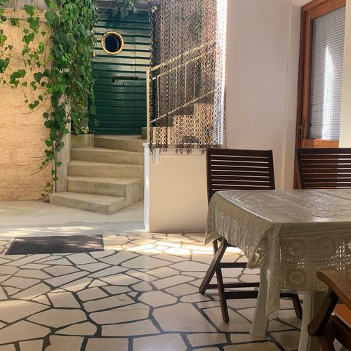 Apartman s klimatizací s terasou pro 4 os. se 2 ložnicemi A-22573-a