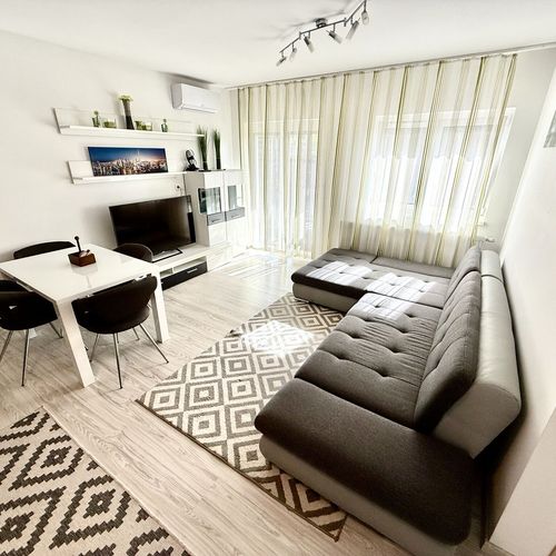 Apartament la etaj cu balcon cu 3 camere pentru 6 pers.