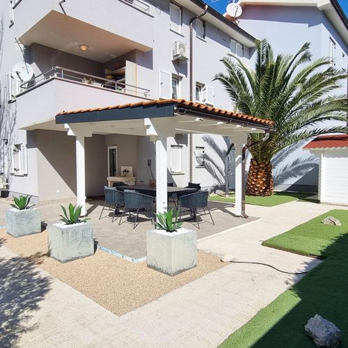 Apartament la parter cu vedere spre grădină cu 3 camere pentru 6 pers. (se poate solicita pat suplimentar)