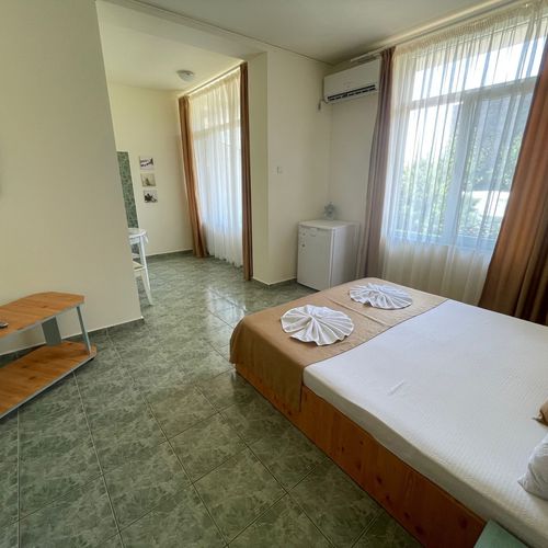 Camera dubla cu balcon cu vedere spre curte
