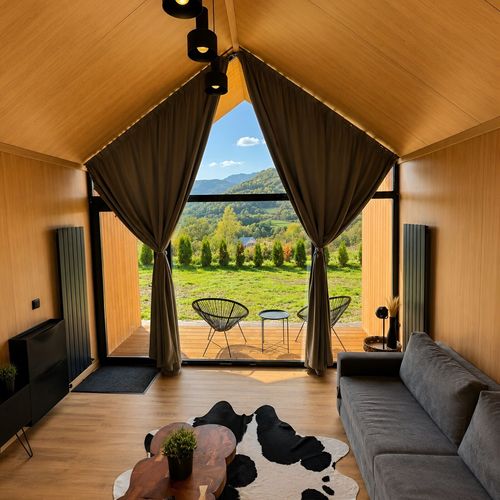 Bungalow pentru 2 pers. (se inchirieaza doar integral)