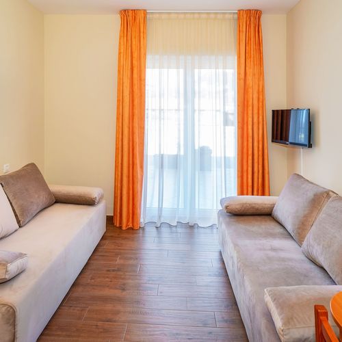 Apartman pro 4 os. se 2 ložnicemi s částečným výhledem na moře na přízemí