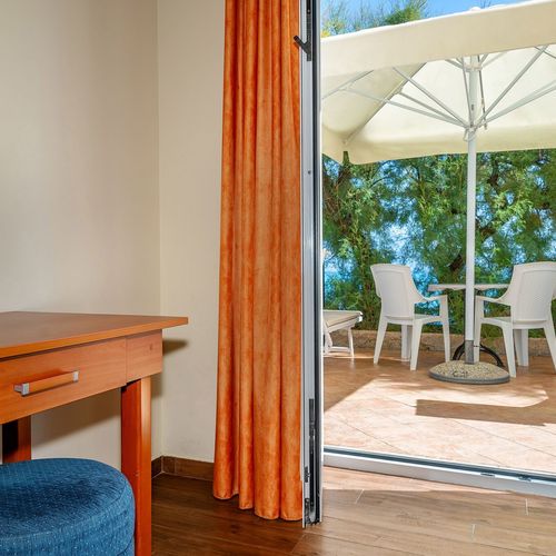 Apartman pro 6 os. se 3 ložnicemi s výhledem na moře na přízemí