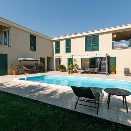 Apartament 10-osobowy z klimatyzacją z widokiem na morze z 5 pomieszczeniami sypialnianymi K-23937