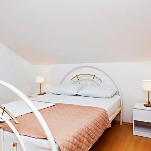 Apartament 5-osobowy z klimatyzacją z balkonem z 2 pomieszczeniami sypialnianymi A-23947-a