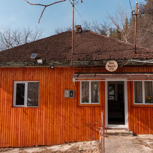 Cabană pentru 4 pers. (se inchirieaza doar integral)