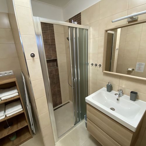Apartament cu duș cu bucătărie proprie cu 2 camere pentru 4 pers. (se poate solicita pat suplimentar)