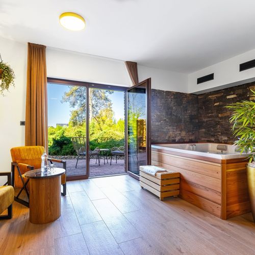 Deluxe s vířivkou  Apartman s manželskou postelí s 1 ložnicí