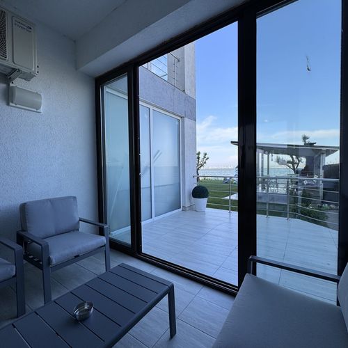 Apartament la parter cu vedere spre lac cu 2 camere pentru 4 pers. (se poate solicita pat suplimentar)