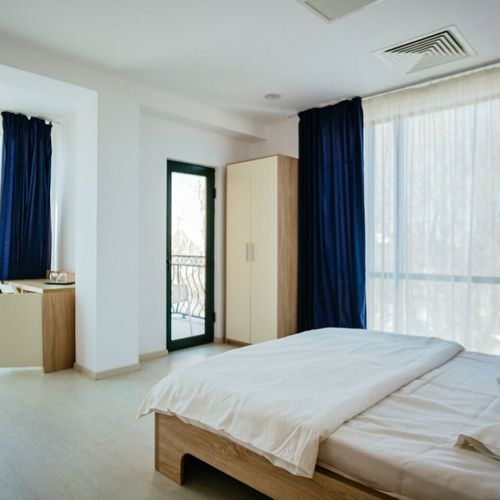 Camera dubla cu balcon, cu 2 sezlonguri incluse la plaja