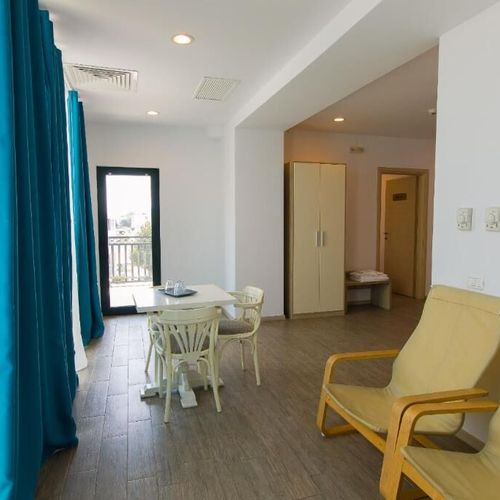 Apartament superior cu vedere frontala la mare, cu 2 sezlonguri incluse la plaja