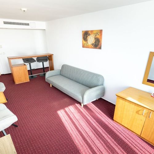 Apartament la etaj, Cleopatra