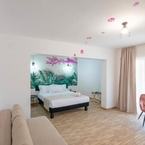 Camera dubla Premium cu pat queen si canapea, cu balcon