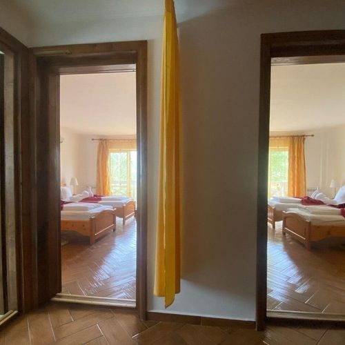 Doubling cu vedere la gradina, cu balcon (2 Camere duble twin)