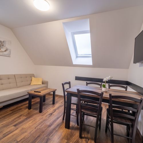 Apartman pro 4 os. s 1 ložnicí s výhledem na sjezdovku v podkroví (s možností přistýlky)
