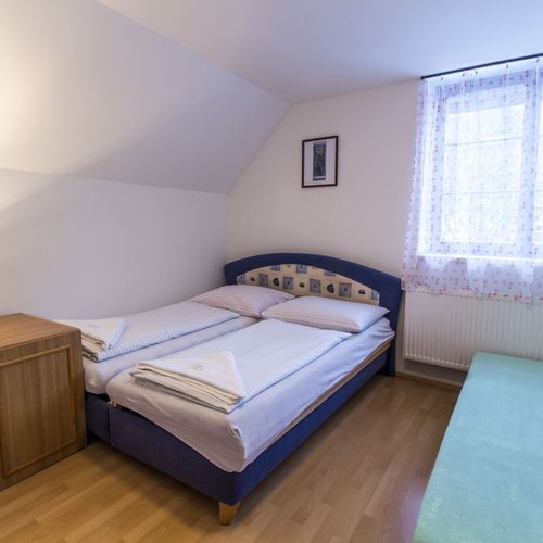 Apartament la mansardă cu chicinetă proprie cu 1 camera pentru 4 pers.