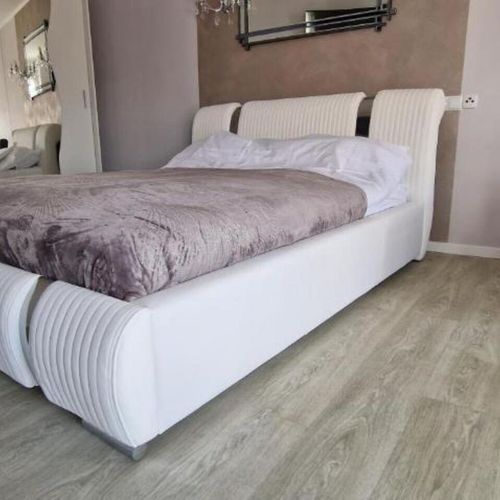 Camera cvadrupla cu chicinetă proprie