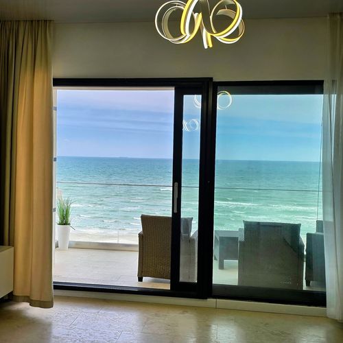 Apartament deluxe cu vedere spre mare cu 2 camere pentru 4 pers.