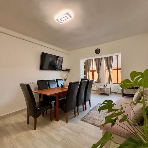 Apartament gold la parter cu 2 camere pentru 4 pers. (se poate solicita pat suplimentar)