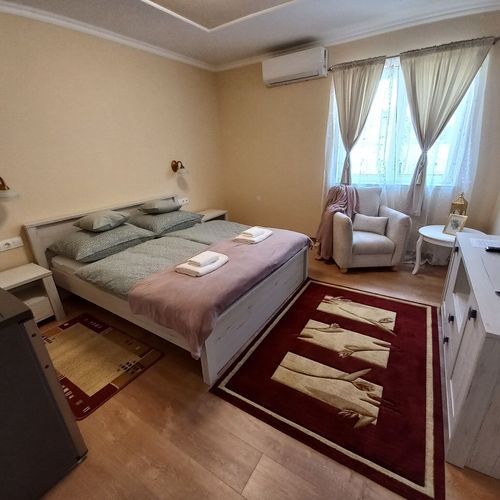 Camera cvadrupla familial(ă) la parter (se poate solicita pat suplimentar)