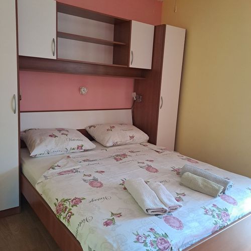 Apartament la etaj cu vedere spre grădină cu 2 camere pentru 3 pers.