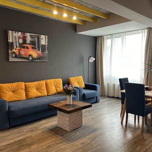 Apartament la parter cu bucătărie proprie cu 2 camere pentru 4 pers.