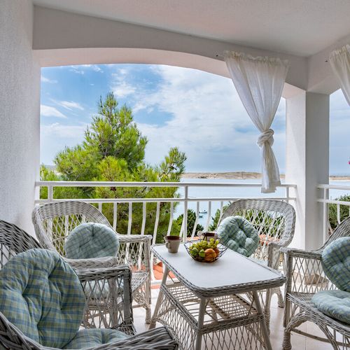 Apartament cu aer condiționat cu vedere spre mare cu 2 camere pentru 4 pers.