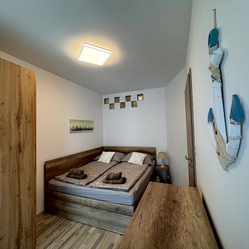 Apartament la parter parțial cu vedere spre lac pentru 4 pers. (se inchirieaza doar integral)