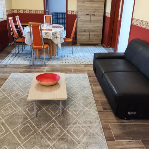 Apartament la etaj cu balcon cu 4 camere pentru 6 pers. (se poate solicita pat suplimentar)