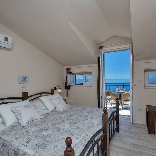 Casă de vacanță cu vedere spre munte cu vedere spre mare pentru 4 pers. (se inchirieaza doar integral)