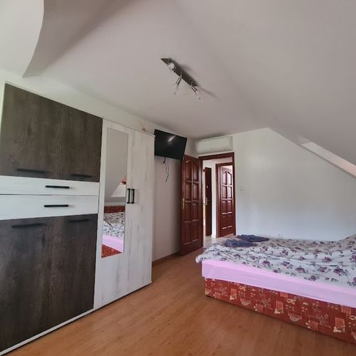 Apartament la mansardă cu 2 camere pentru 4 pers. (se poate solicita pat suplimentar)
