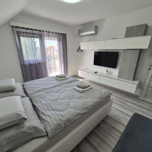 Apartament întreaga unitate cu panoramă pentru 10 pers. (se inchirieaza doar integral) (se poate solicita pat suplimentar)
