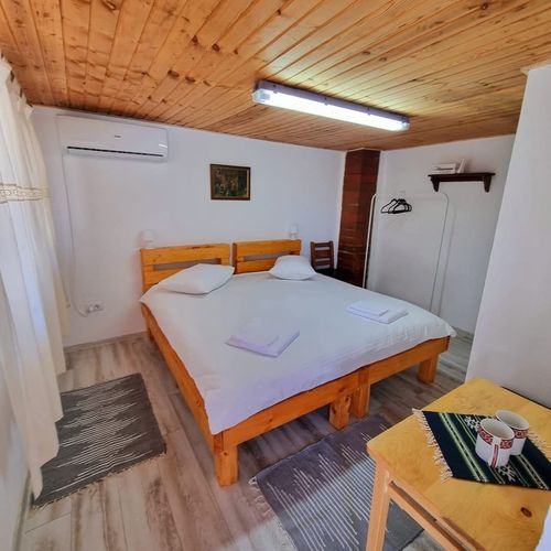 Cabană pentru 2 pers. (se inchirieaza doar integral)