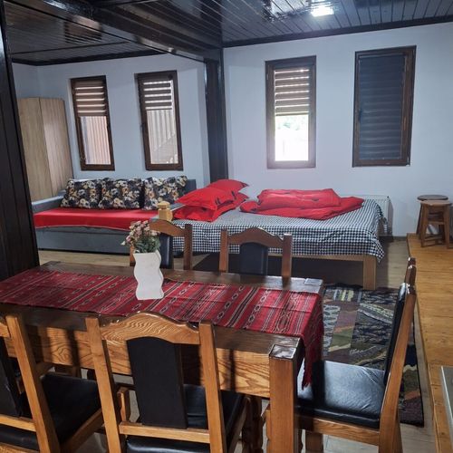 Studio Apartman s privátní koupelnou mimo apartmán pro 4 os. s 1 ložnicí