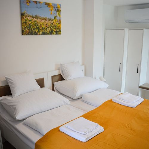 Apartament la parter cu vedere spre grădină cu 1 camera pentru 2 pers.