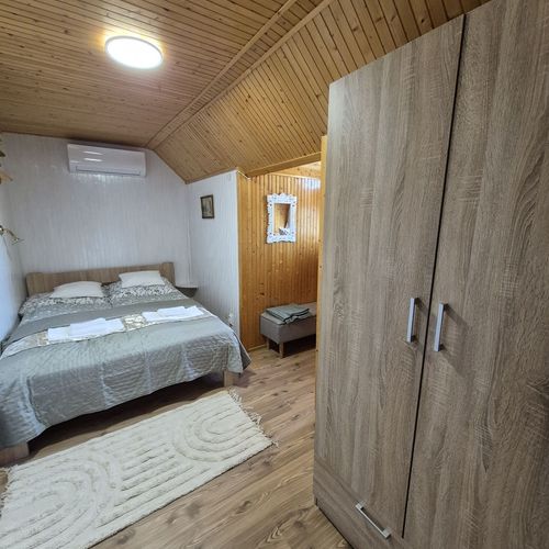 Apartament familial(ă) întreaga unitate cu 3 camere pentru 6 pers. (se poate solicita pat suplimentar)